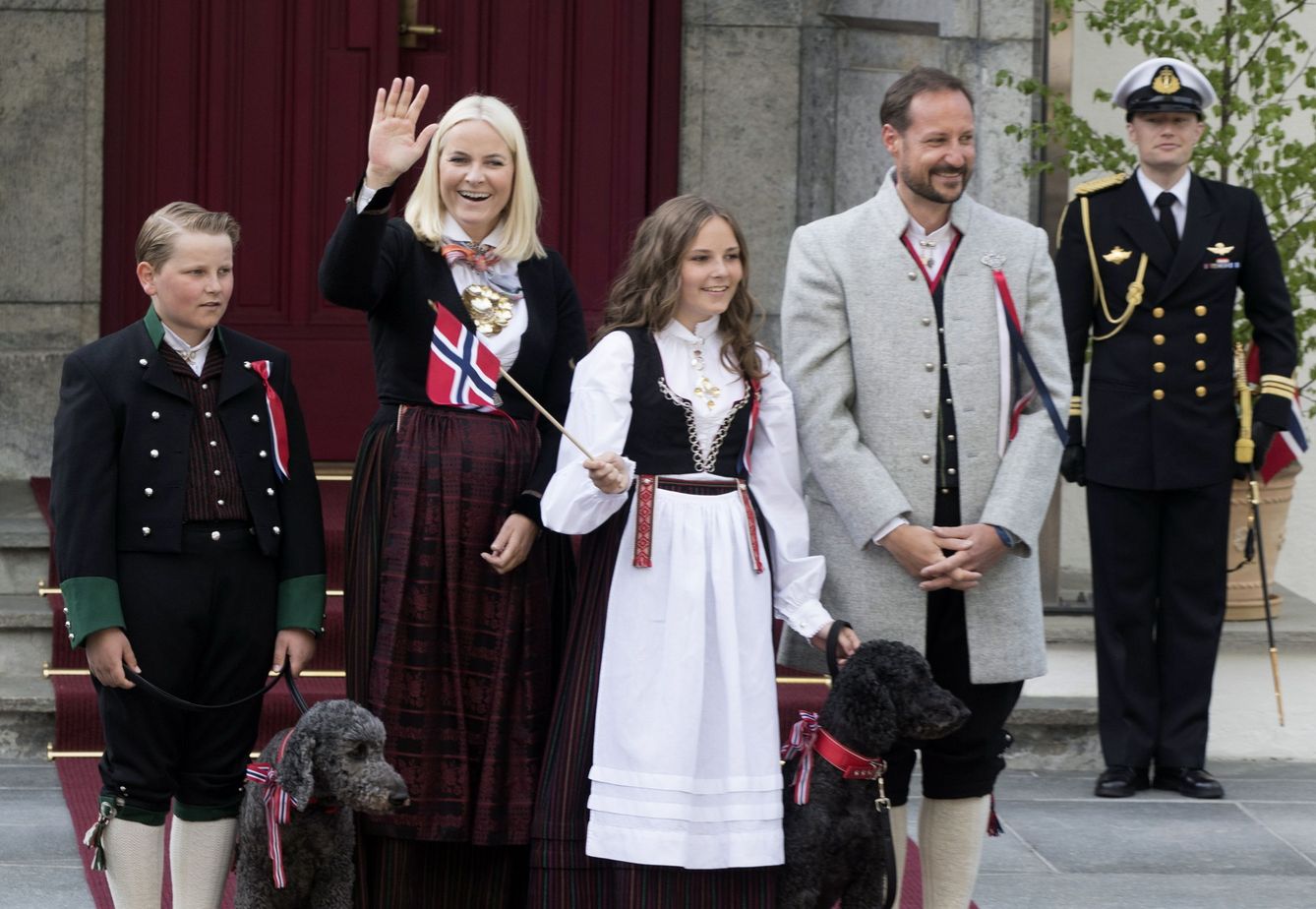 La familia real noruega, acompañada de sus perros. (EFE)