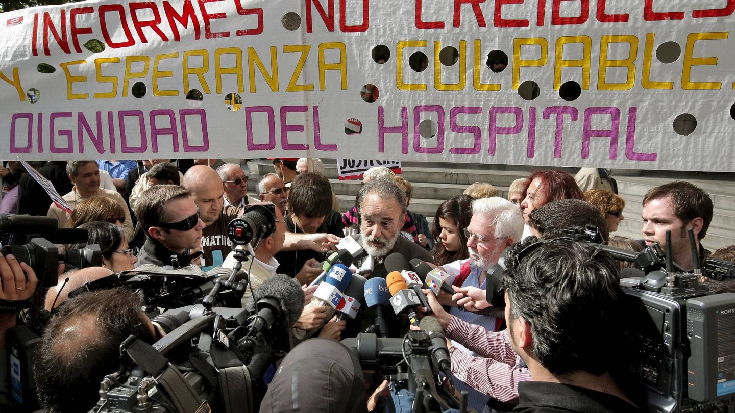 Manifestación contra el cese de Montes tras declarar en los juzgados. (EFE)