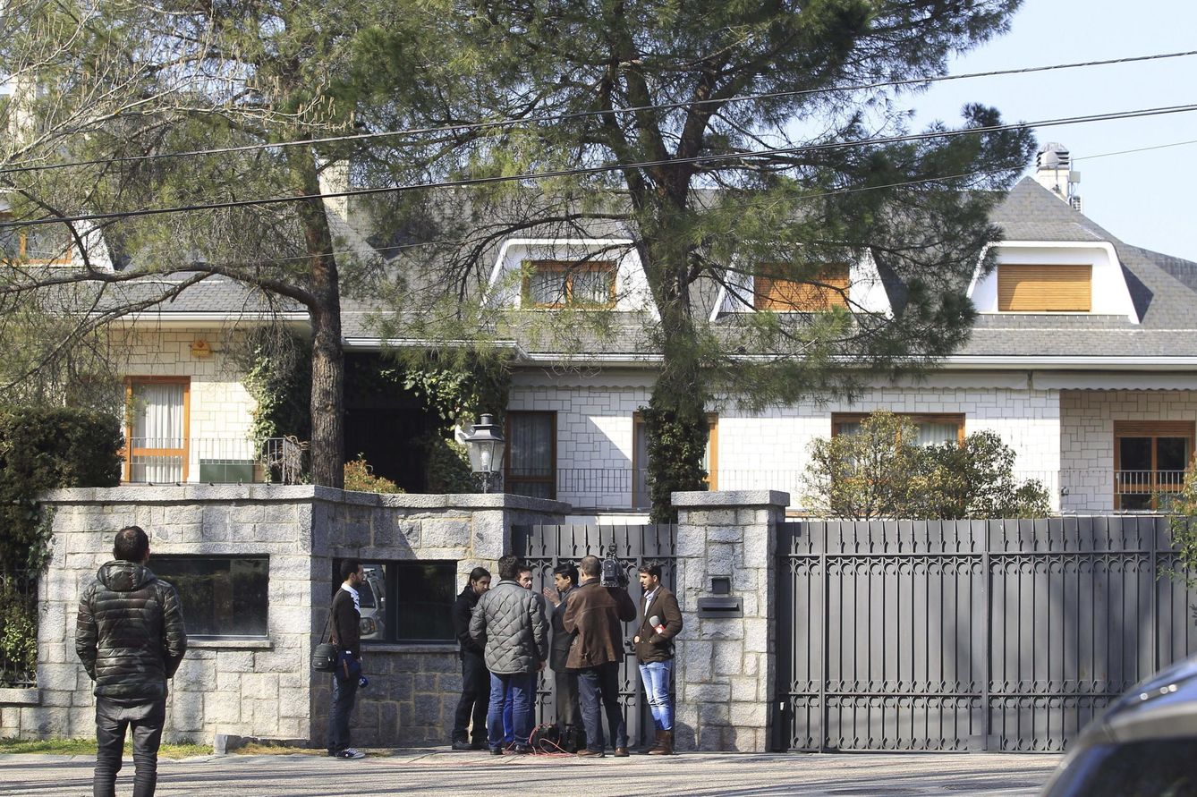Periodistas a las puertas de la vivienda del empresario Ruiz-Mateos en 2014 (EFE/Víctor Lerena)