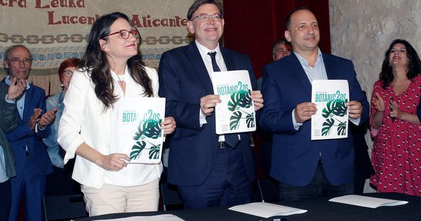 Foto: Oltra, Puig y Dalmau, en la firma en el Castillo de Santa Bárbara en Alicante del nuevo pacto de Gobierno. (EFE)