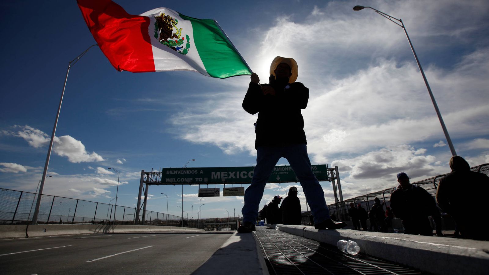 Foto: Un granjero con una bandera mexicana en el cruce fronterizo entre Ciudad Juárez y El Paso. (Reuters)