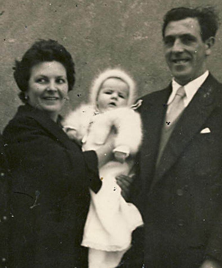 Foto: Begoña y sus padres en una foto de su bautismo en 1958.