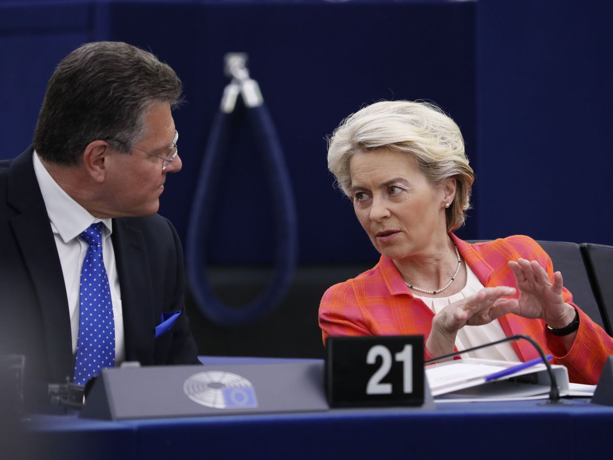 Foto: La presidenta de la Comisión Europea, Ursula von der Leyen, junto con el vicepresidente, Maros Sefcovic. (EFE/EPA/Julien Warnand) 