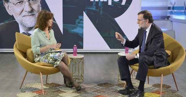 Foto: Ana Rosa Quintana entrevista a Mariano Rajoy. (Telecinco)