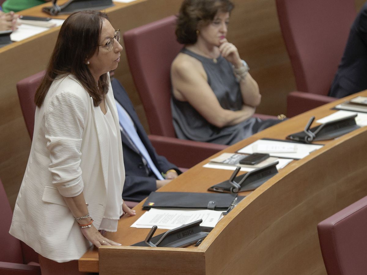 Foto: Llanos Massó en el momento en el que ha jurado el cargo como diputada. (EFE/Manuel Bruque) 