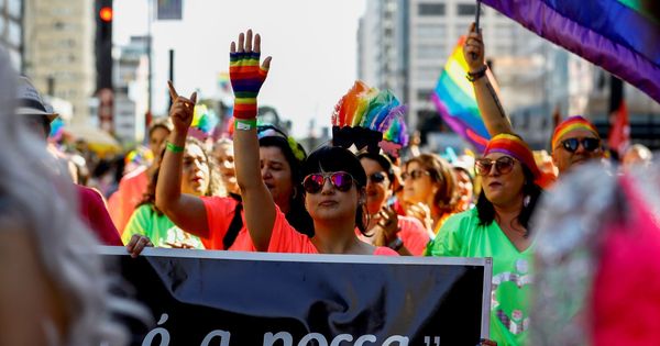 Foto: Miles de personas participan en la 23ª edición del Desfile del Orgullo LGBT este domingo, en la Avenida Paulista de São Paulo (Brasil). (EFE)