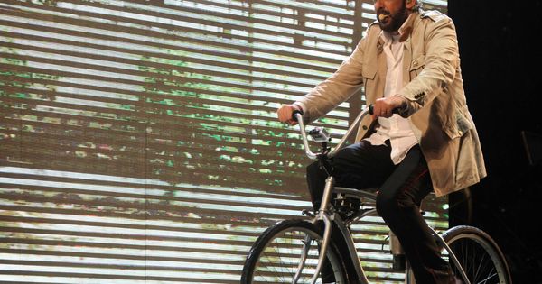Foto: Juan Luis Guerra en una bicicleta en una presentación en República Dominicana