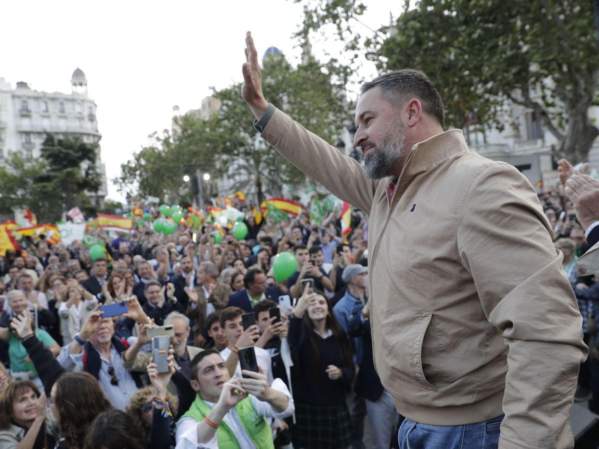 Foto: Abascal, en el acto en la plaza del Ayuntamiento de Valencia. (EFE/Manuel Bruque)