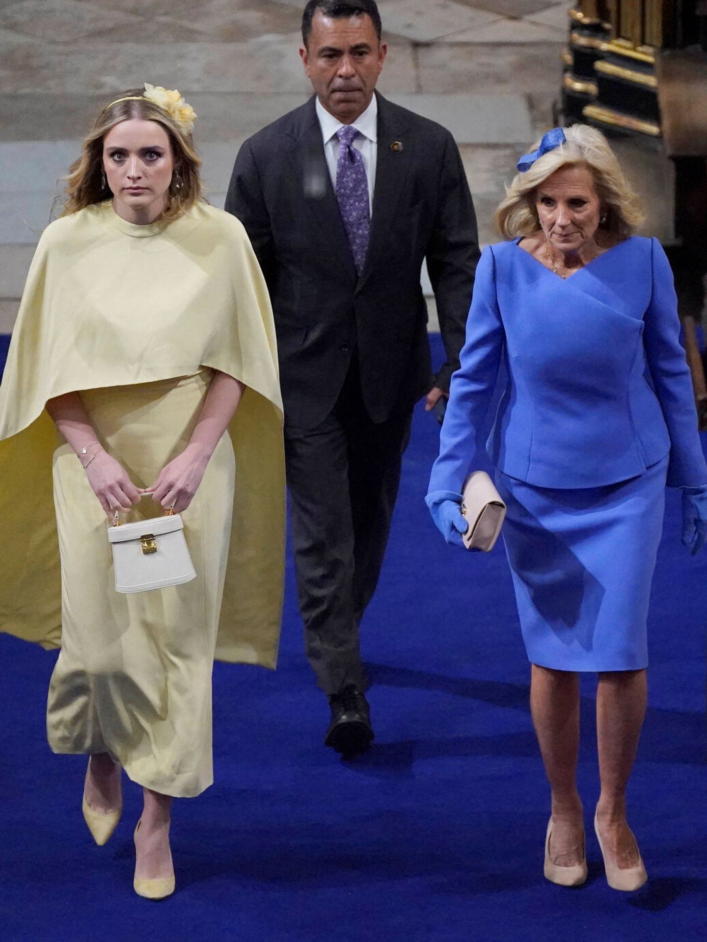 Jill Biden, junto a su nieta Finnegan Biden a su llegada a la coronación de Carlos III. (Reuters)