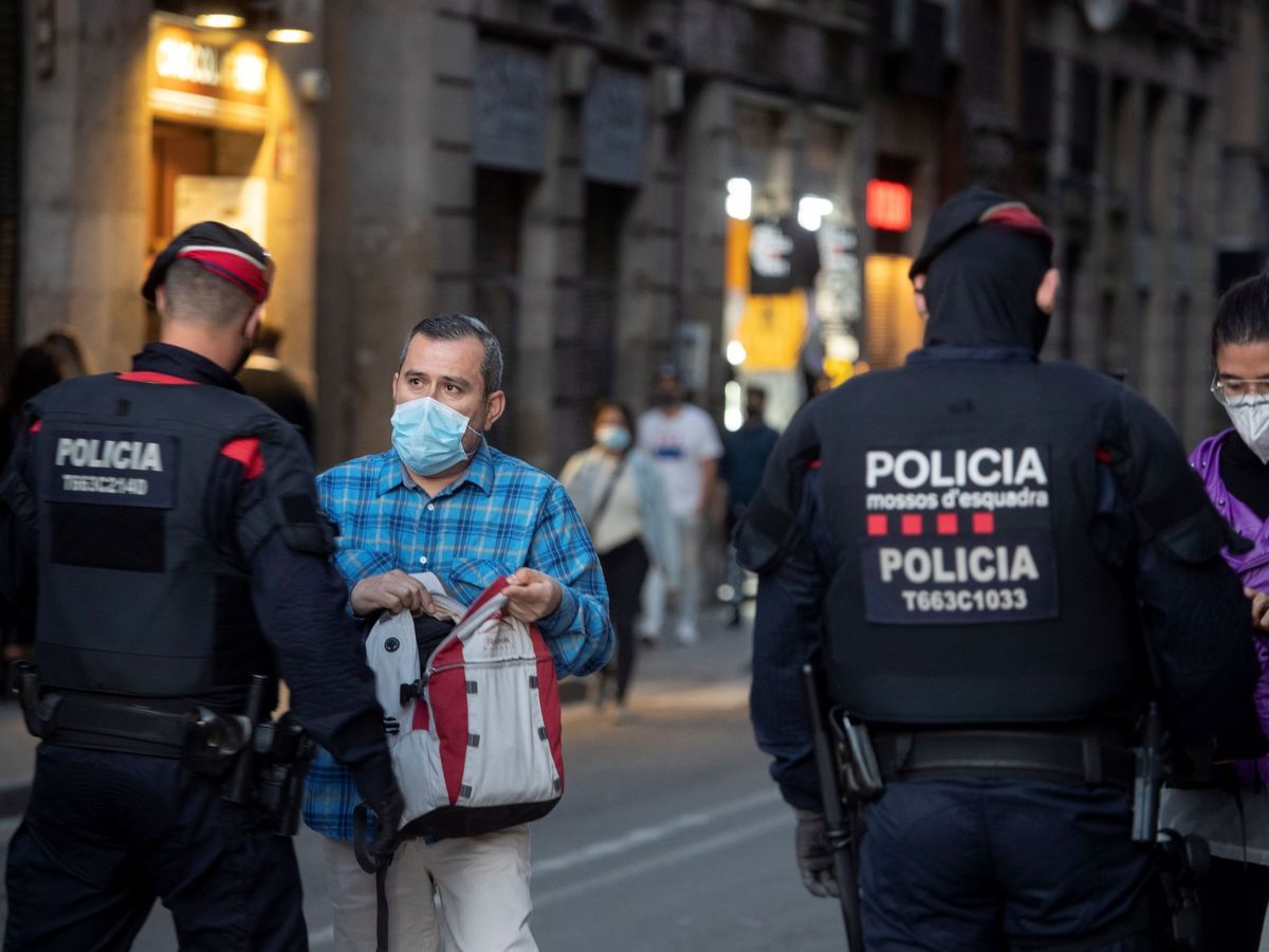 Foto: Foto de archivo de varios policías en la plaza Sant Jaume. (EFE)