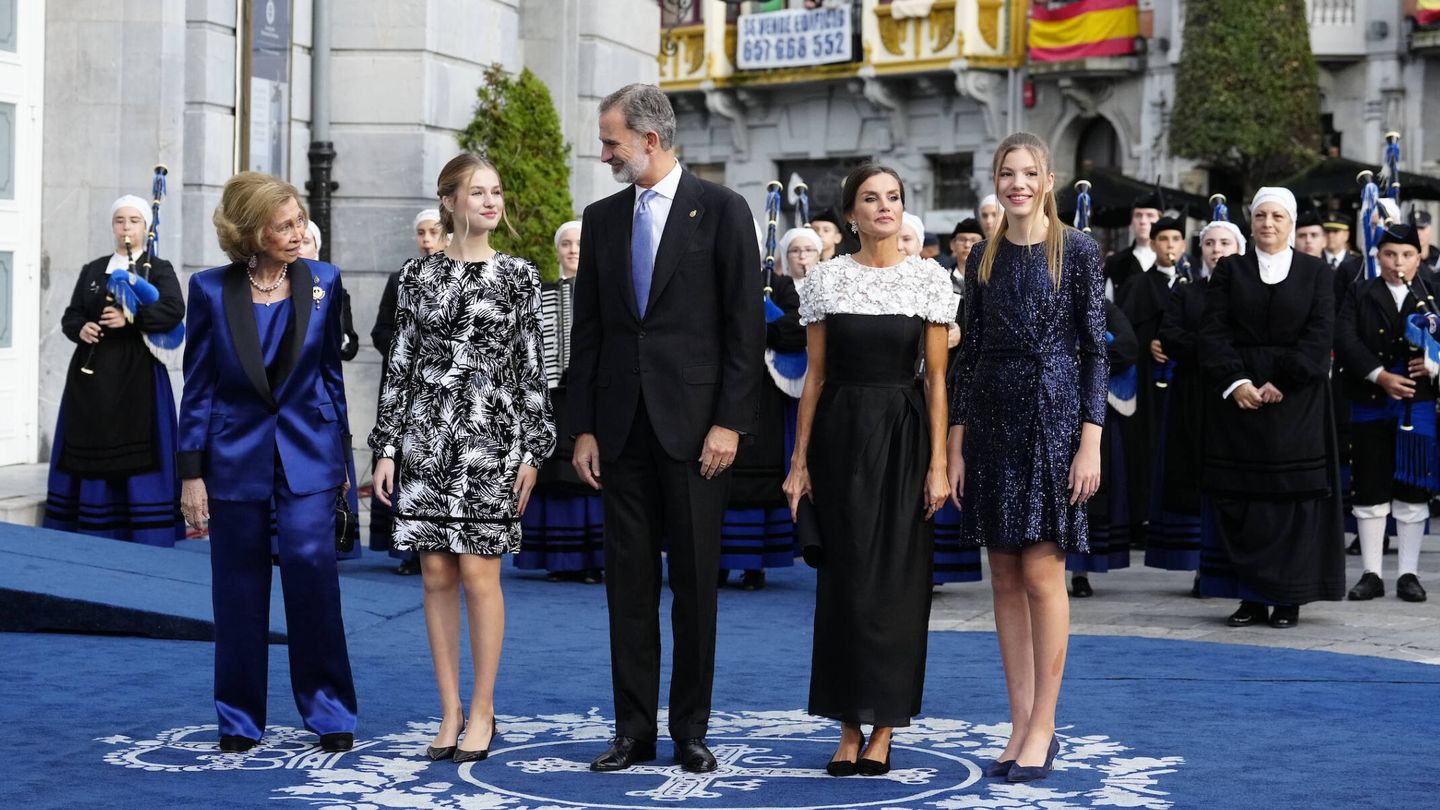 La familia real, a la entrada del Campoamor. (Limited Pictures)