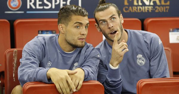 Foto: Gareth Bale y Kovacic en el banquillo de Cardiff. (Reuters)
