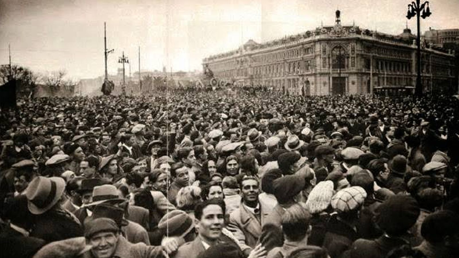 Foto: Celebración en Cibeles (Madrid) tras los comicios de febrero de 1936 que dieron la victoria al Frente Popular