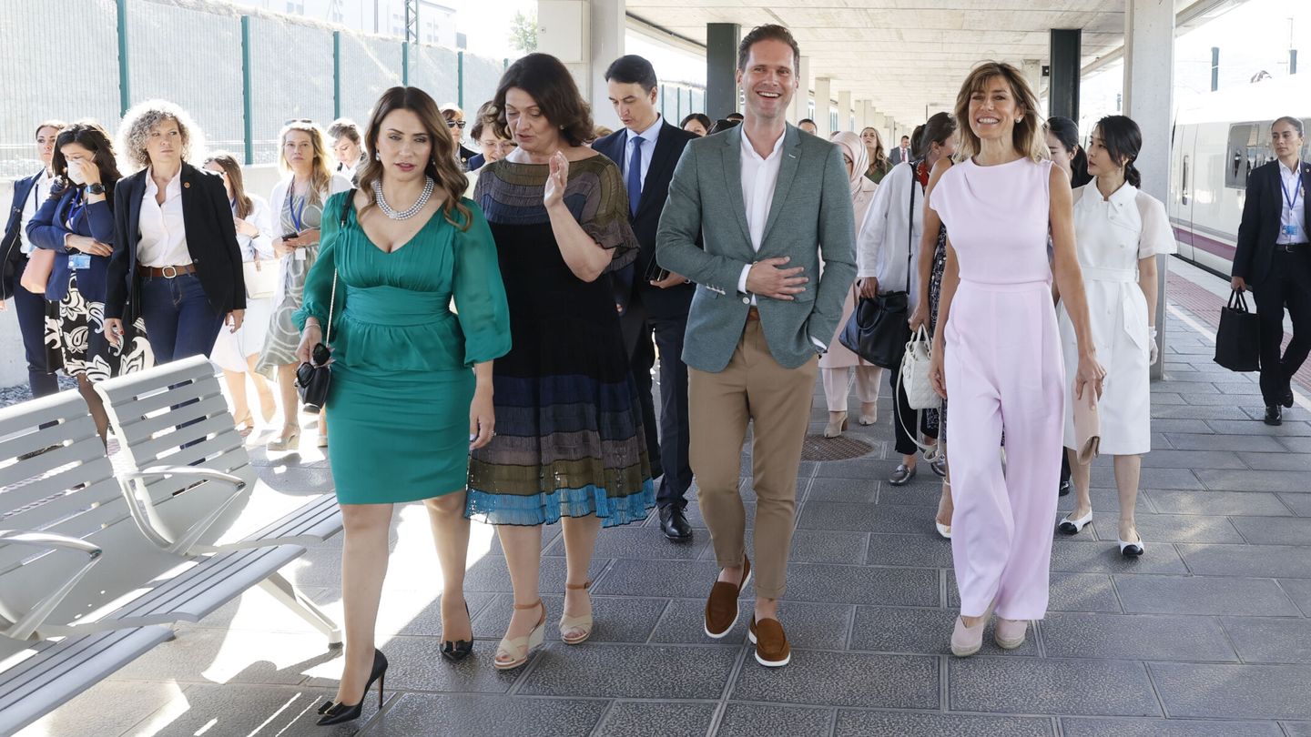 Begoña Gómez, en la estación junto a la primera dama lituana, la primera dama de Malta y el marido del primer ministro de Luxemburgo. (EFE/Ballesteros)