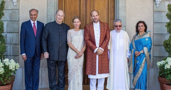 Foto: Los novios, con el Aga Khan (junto a la novia) y otros invitados a su boda. (The Ismaili / Facebook)