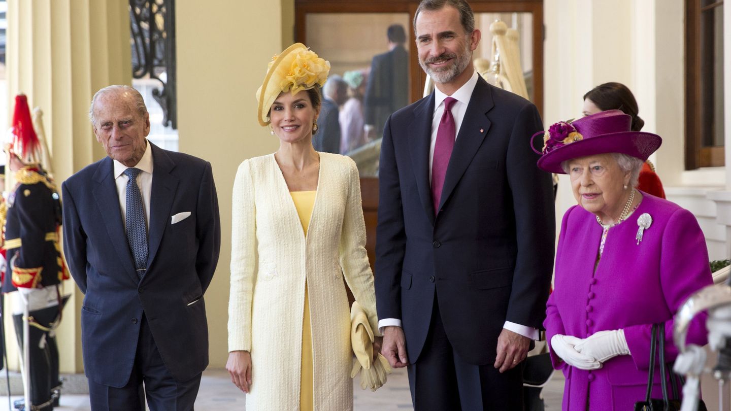 Los Reyes, con la reina Isabel y el duque de Edimburgo en 2017. (EFE/Isabel Infantes)