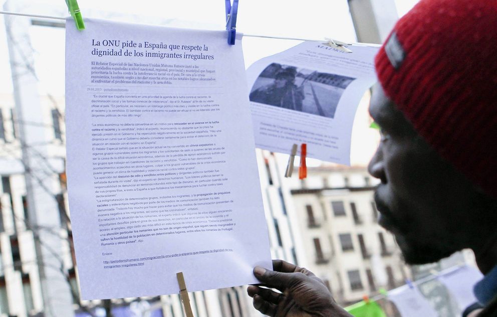 Un hombre observa un escrito en una concentración contra el racismo en Zaragoza