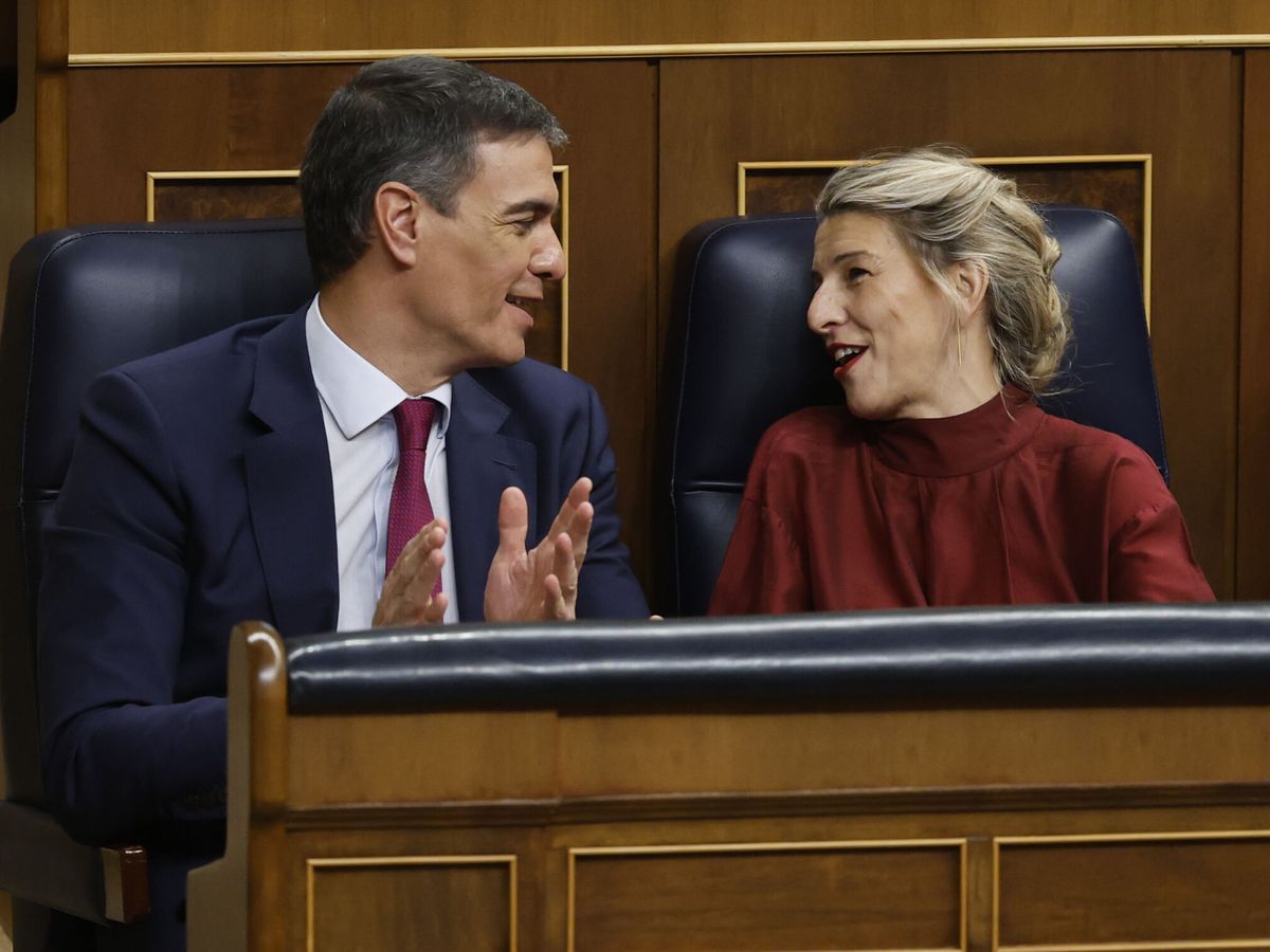 Foto: El presidente del Gobierno, Pedro Sánchez (i), junto a la ministra de Trabajo, Yolanda Díaz. (EFE/Juan Carlos Hidalgo)