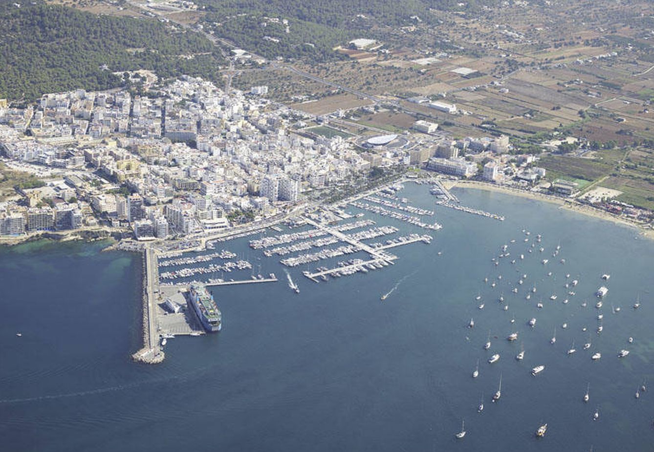 Vista de la marina de Sant Antoni de Portmany y del municipio. (EFE)