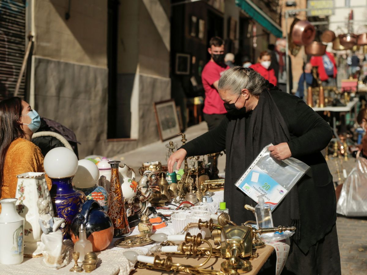 Foto: People shop at el rastro flea market in madrid
