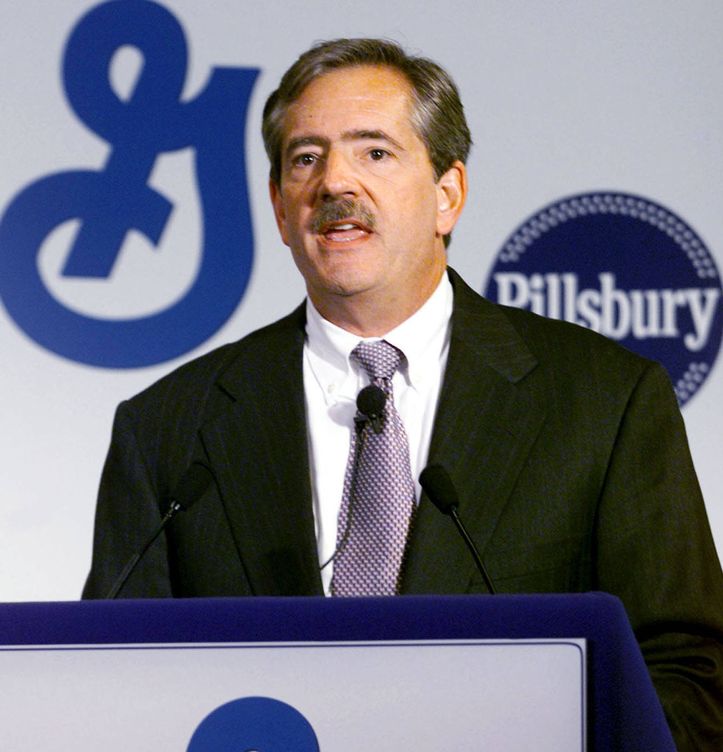 Stephen Sanger, CEO de General Mills, anunciando en 2000 la adquisición de Pillsbury. (Reuters)