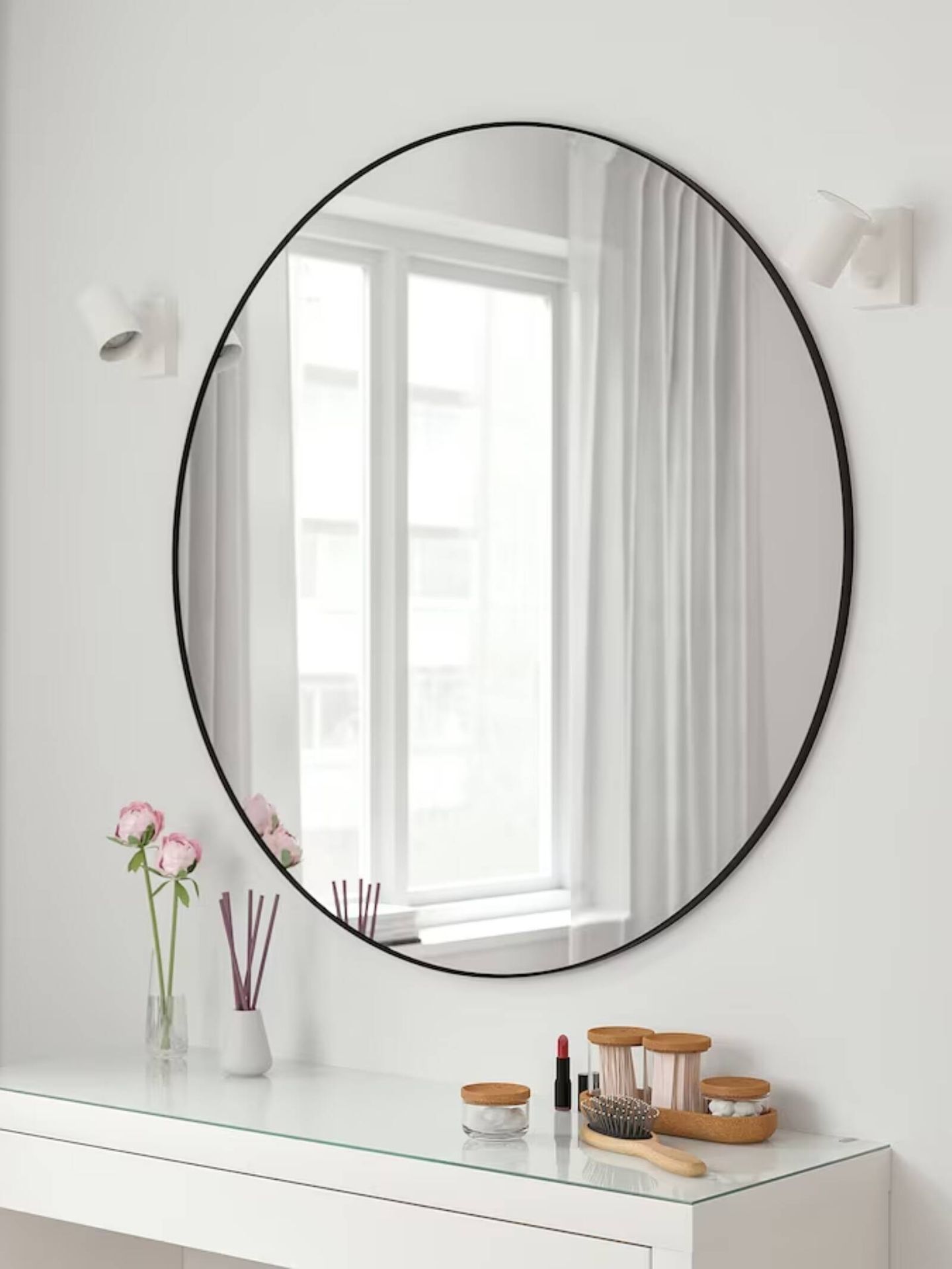Un espejo redondo es ideal para estas estancias. (Cortesía/Ikea)