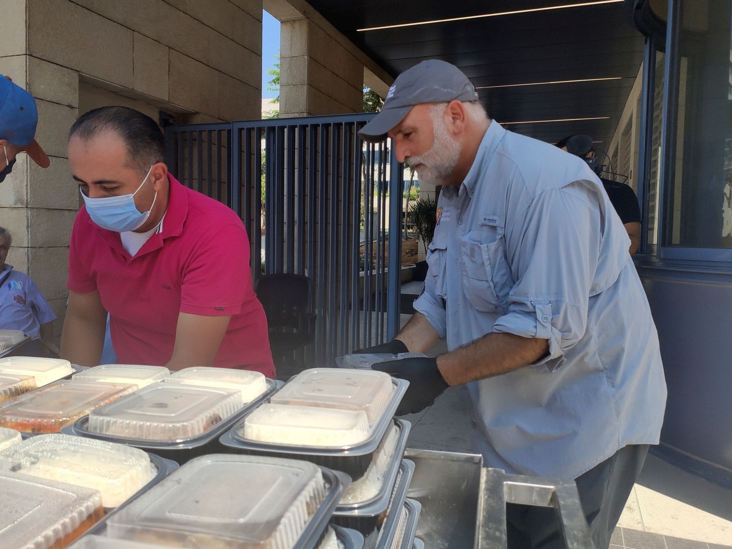 José Andrés repartió comidas a los afectados por la explosión de Beirut en agosto 2020 (Efe)