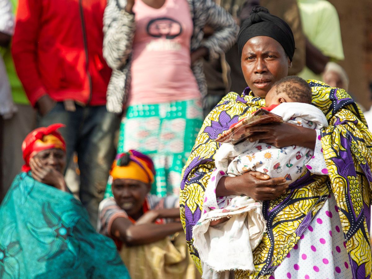Foto: Una mujer con su hijo en las elecciones presidenciales de Burundi de 2020 (Reuters/Evrard Ngendakumana)