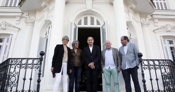 Foto: Brian Currin, en el centro, junto a colaboradores este miércoles en la Casa de la Paz de Aiete de San Sebastián. (EFE)