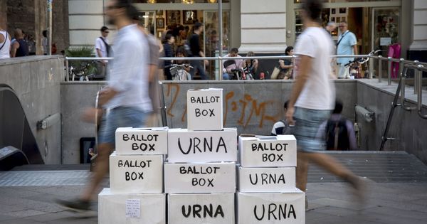 Foto: Una instalación con urnas de votación, en referencia al referendum del 1-O pocos días antes de su celebración. (EFE)