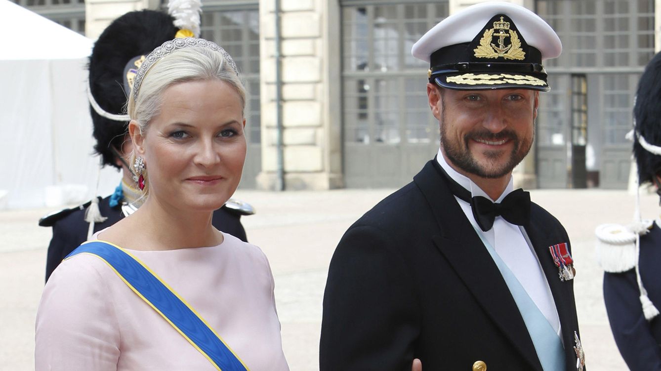 Foto: Los príncipes herederos de Noruega durante la boda de Carlos Felipe y Sofía Hellqvist (Gtres)