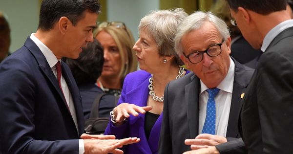Foto: Pedro Sánchez conversa con Theresa May ante Jean-Claude Juncker el pasado 18 de octubre en Bruselas. (Reuters)