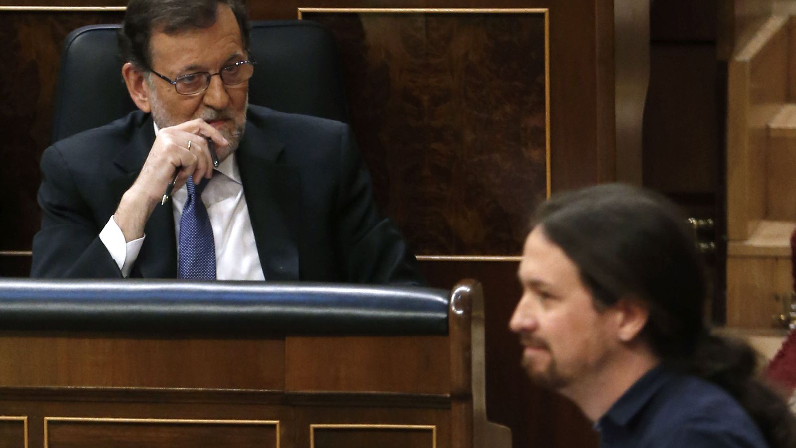 Foto: El líder de Podemos, Pablo Iglesias, se dirige a la tribuna de oradores del Congreso de los Diputados para responder al presidente del Gobierno en funciones, Mariano Rajoy. (EFE)