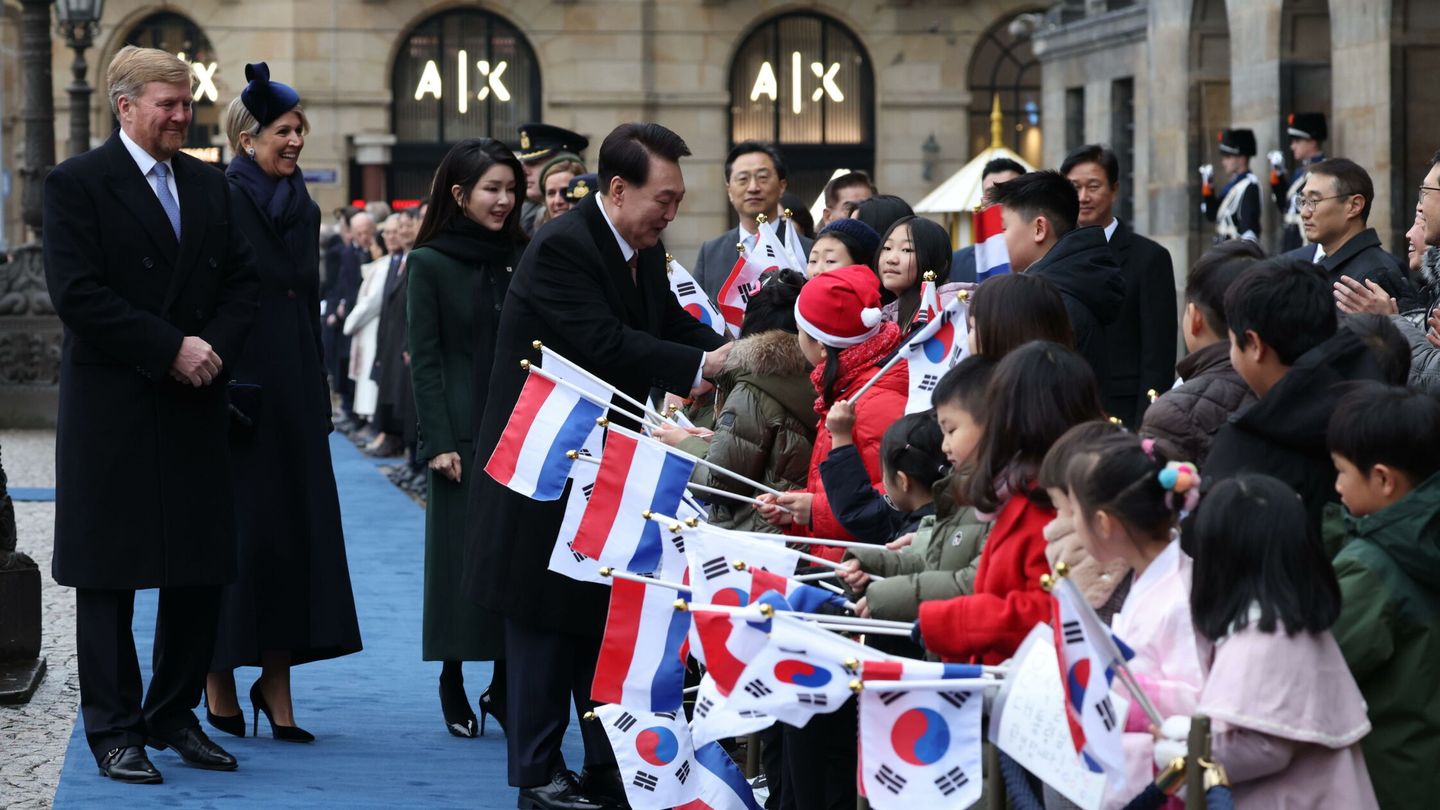 Los reyes de Holanda junto al presidente surcoreano. (EFE)