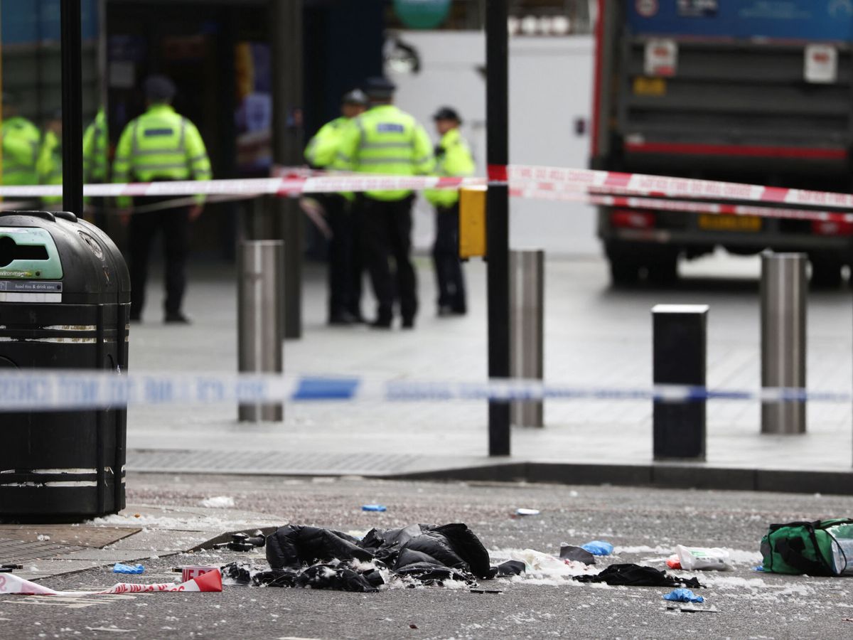 Foto: El lugar donde los policías fueron apuñalados en la plaza de Leicester (Londres). (Reuters/ Tom Nicholson)
