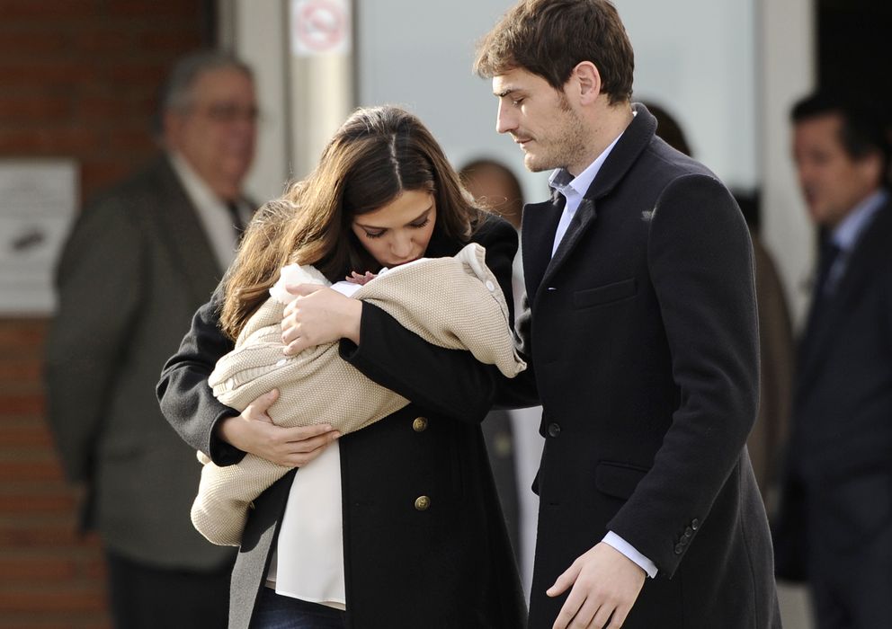 Foto: Sara Carbonero sostiene a su hijo Martín en brazos junto a Iker Casillas. 8 de enero de 2014 (I.C.)