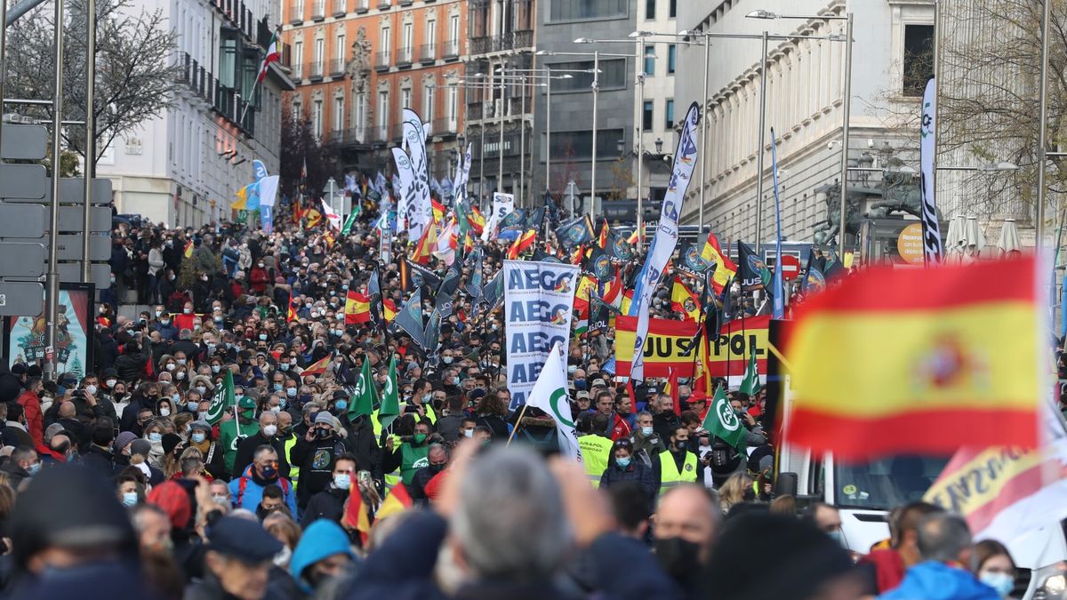 La derecha inicia la ola de protestas contra el Gobierno en la marcha de los policías