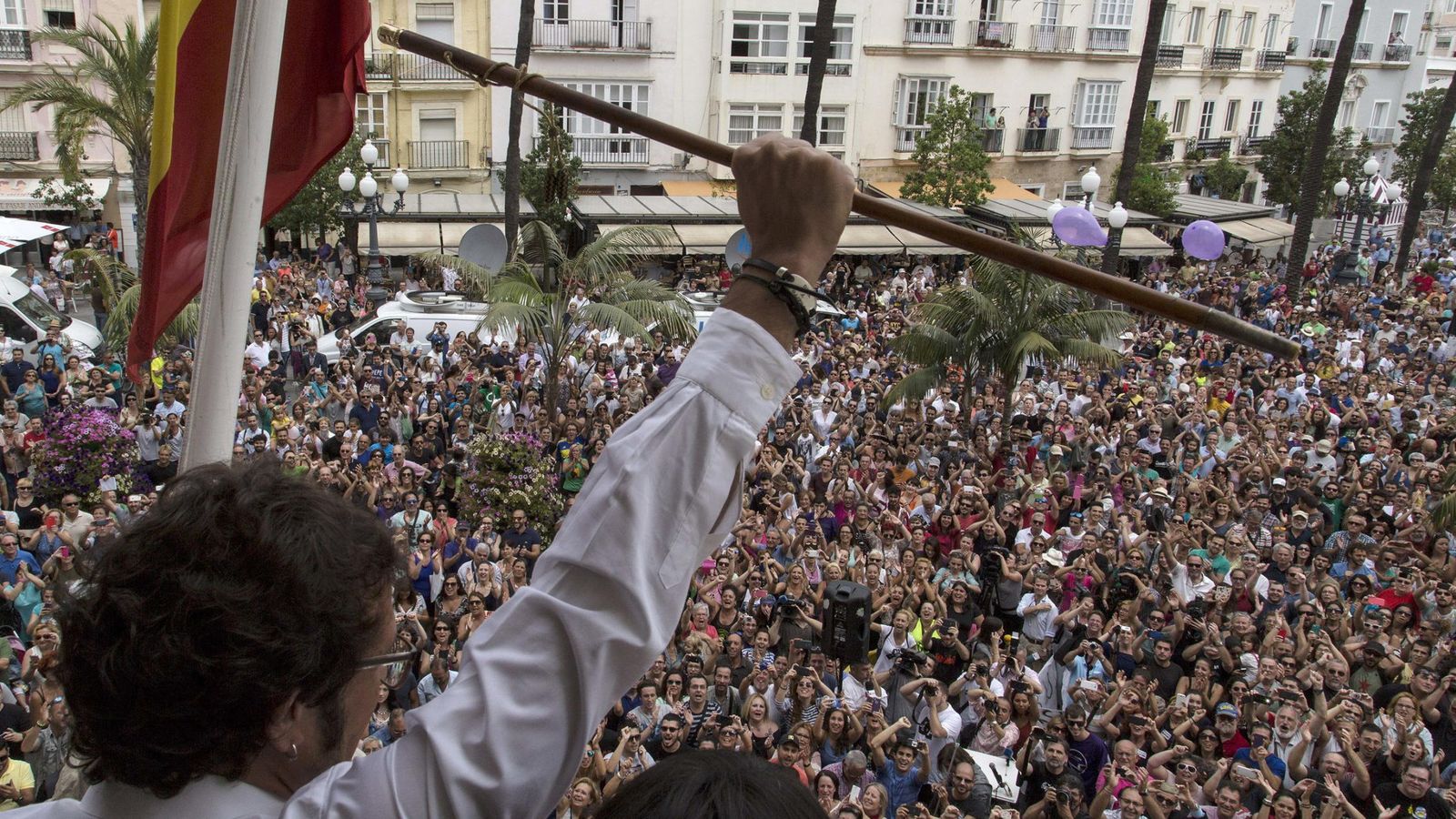 Foto: El nuevo alcalde de Cádiz, José María González Santos 'Kichi', saluda desde el balcón del Ayuntamiento tras tomar posesión de su cargo. (EFE)