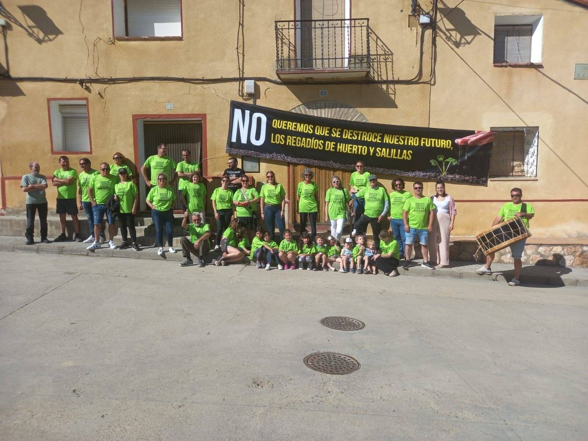 Foto: Protesta de los vecinos de Salillas y Huerto. (Cedida)