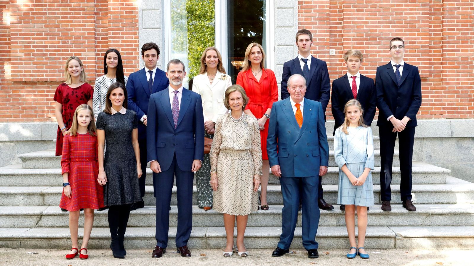 Foto: Los integrantes de la Familia Real posan en el almuerzo familiar en el Palacio de La Zarzuela. (EFE)