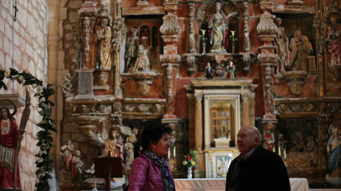 La concejala Gloria Burgos (i) y el regidor (d) frente a la joya del pueblo, un retablo de Vigarny. (J.B.)
