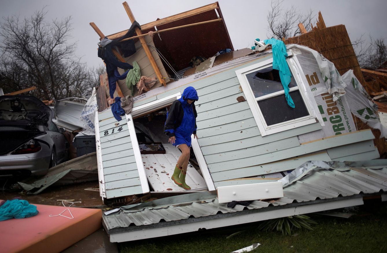 Barbara Koster camina sobre la puerta de entrada de su casa, devastada tras el paso del huracán Harvey. (Reuters)
