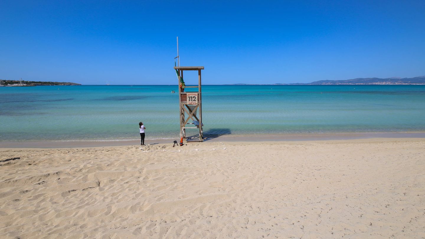 La playa del Arenal, uno de los lugares más concurridos en verano, totalmente vacía. (D.B.)