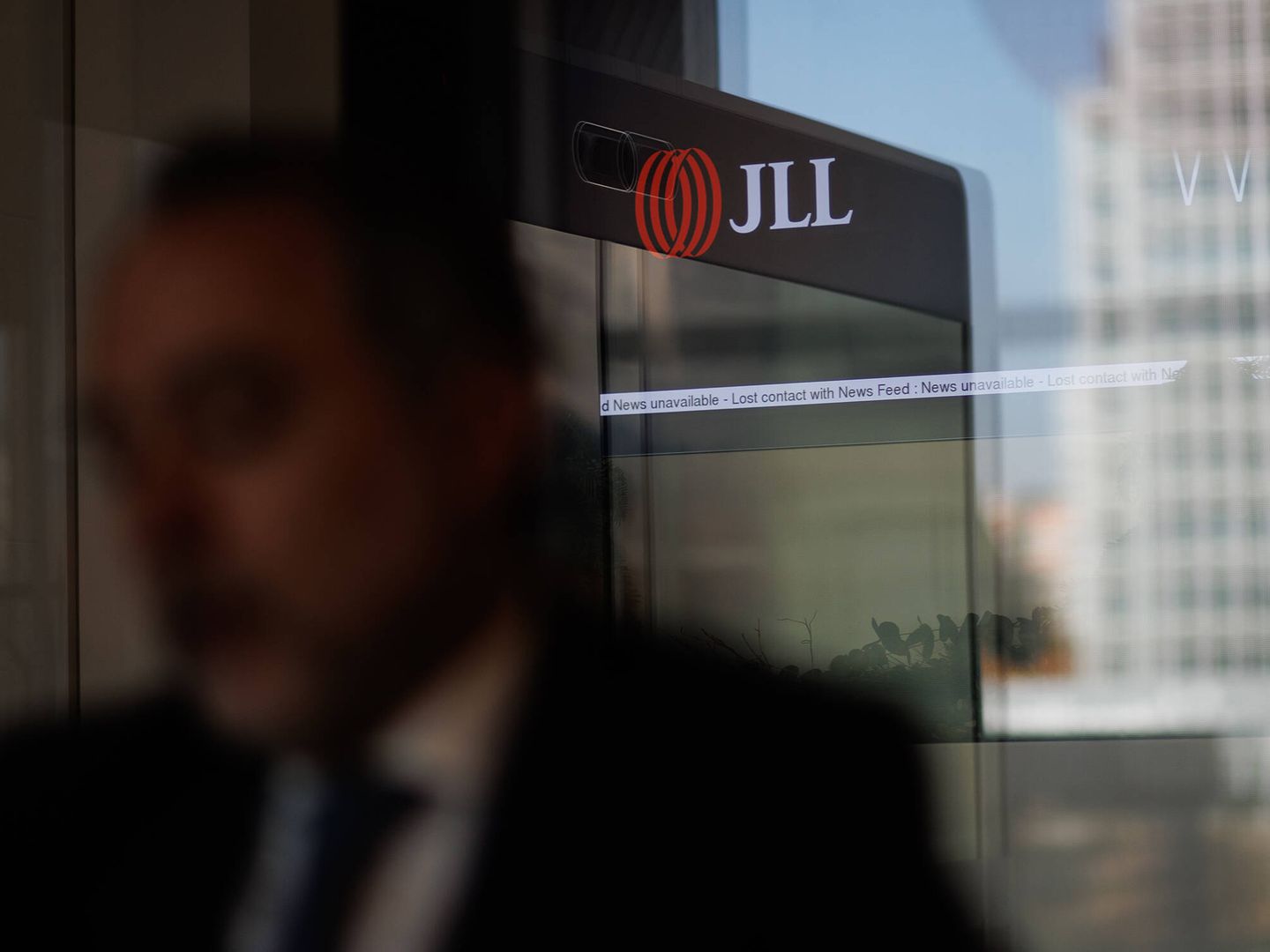 Logo de JLL durante la entrevista con su CEO. (A.M.V.)