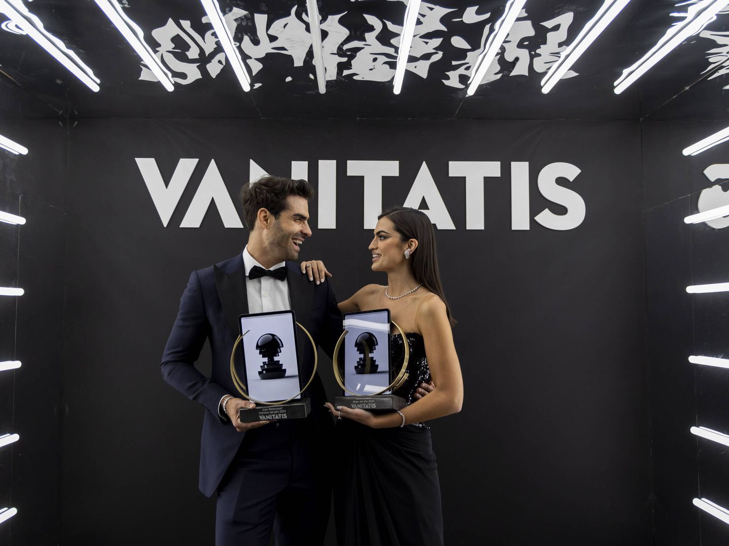 Juan Betancourt y Marta Lozano, con sus respectivos premios. (Mario García)