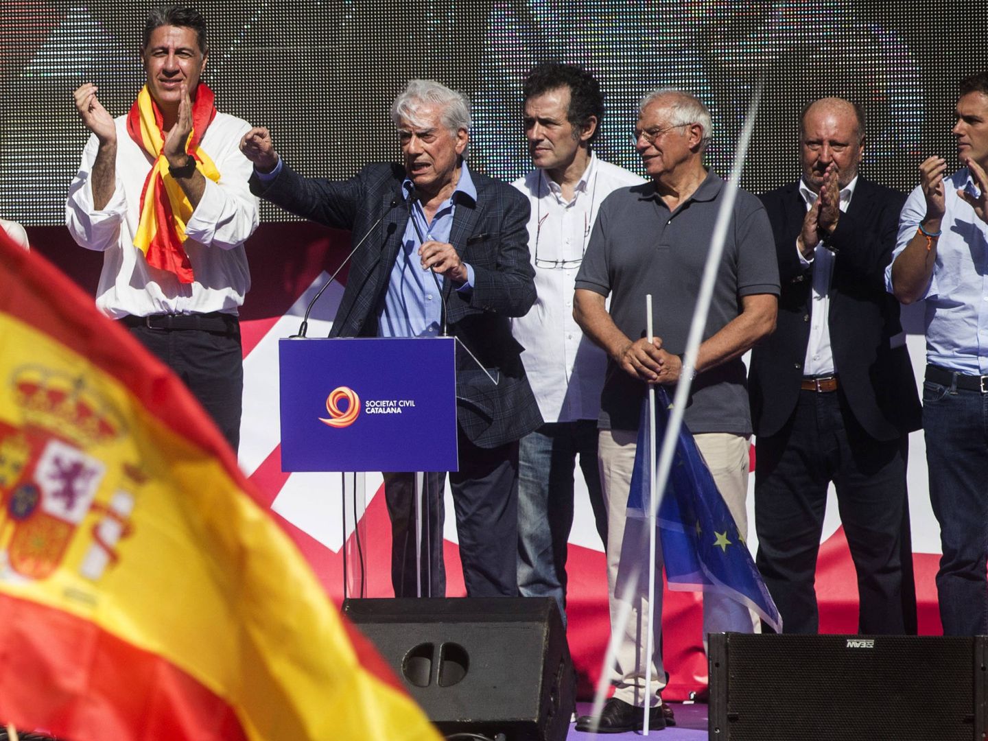 El premio Nobel Mario Vargas Llosa en la manifestación de Barcelona. (EFE)