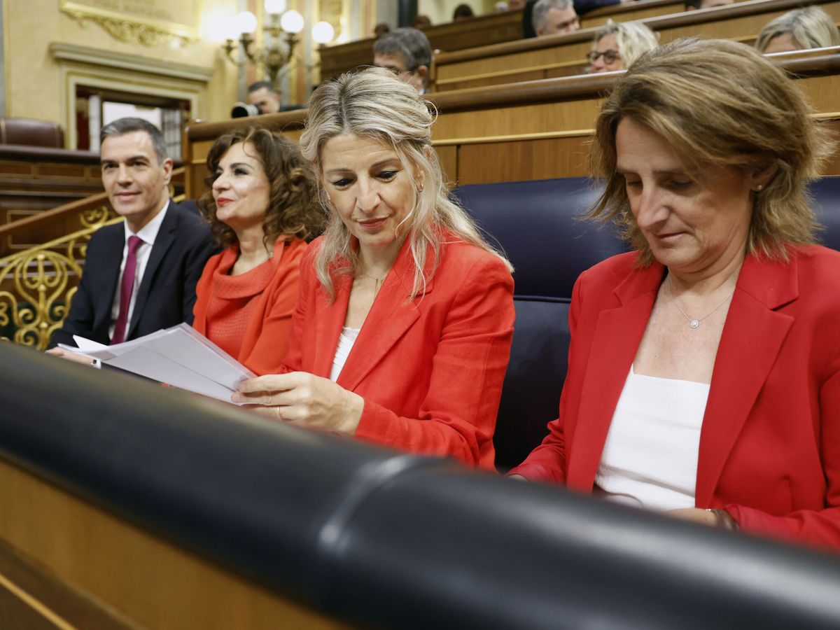 Foto: El presidente Pedro Sánchez (i) y las vicepresidentas Yolanda Díaz (2d), María Jesús Montero (2i) y Teresa Ribera (d). (EFE/Mariscal)