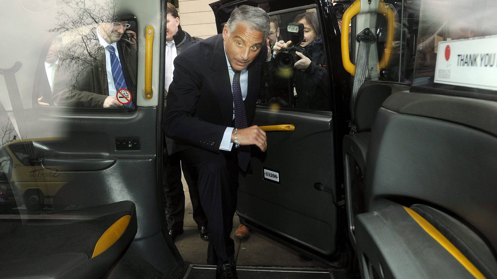 Foto: Andrea Orcel, entrando en un taxi. (EFE)