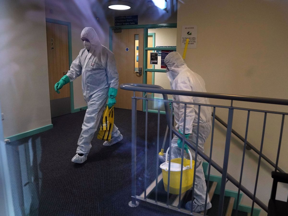 Foto: Personal sanitario limpia un local donde estuvo un contagido de coronavirus. (Reuters)