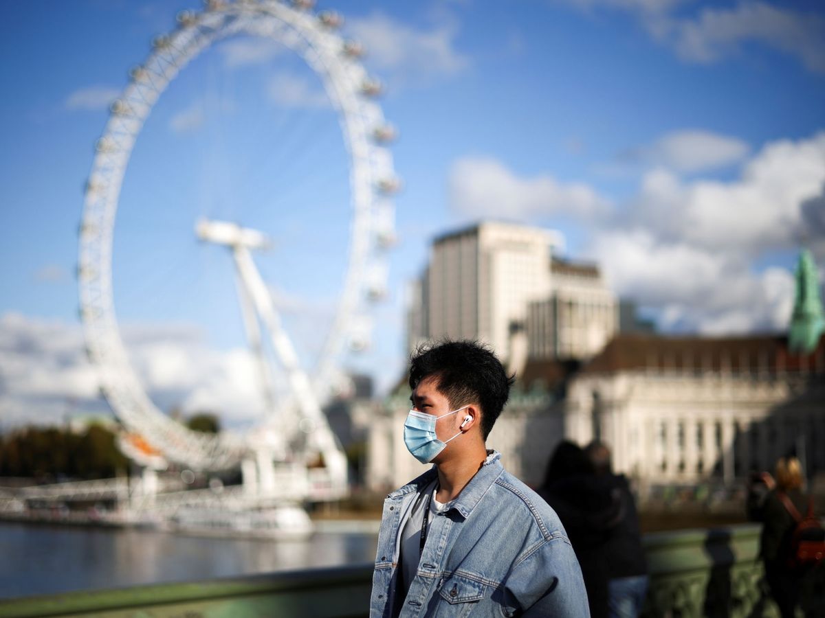 Foto: Un hombre pasea durante la pandemia de covid en Londres. (Reuters)